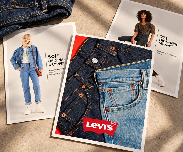 Три рекламных макета Levi’s и сложенный деним на светлом камне — ИИ-мокап по материалам кейса