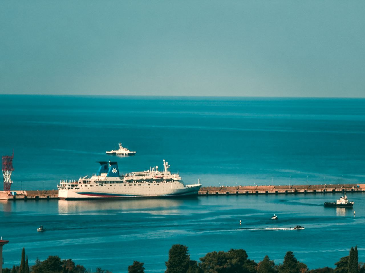 Авторское фотопортфолио Димы «НЕ НА ЗАКАЗ»: бирюзовое море и композиция в стиле арт-архива