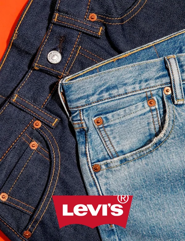 Джинсы разных оттенков и красный логотип Levi’s