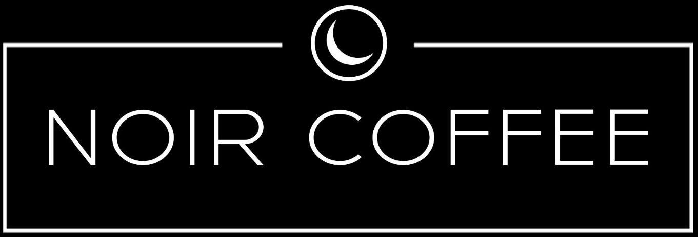 Основной логотип NOIR COFFEE: белое название в тонкой рамке с месяцем по центру